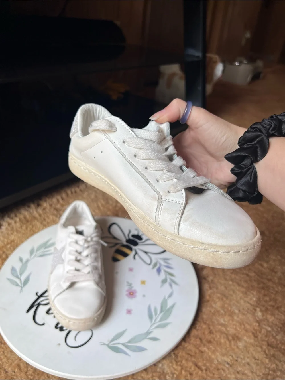 Woman’s VINTAGE HAVANA Carla Sneaker white Pearl Star size 7.
